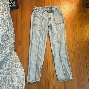 Universal Thread light blue jeans High rise slim straight style